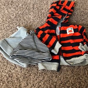 Boys 0-6 months 2 hats with a newborn boys carters sweatshirt